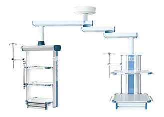 Triplicar-se da sala de operações do hospital arma o equipamento cirúrgico do pendente médico